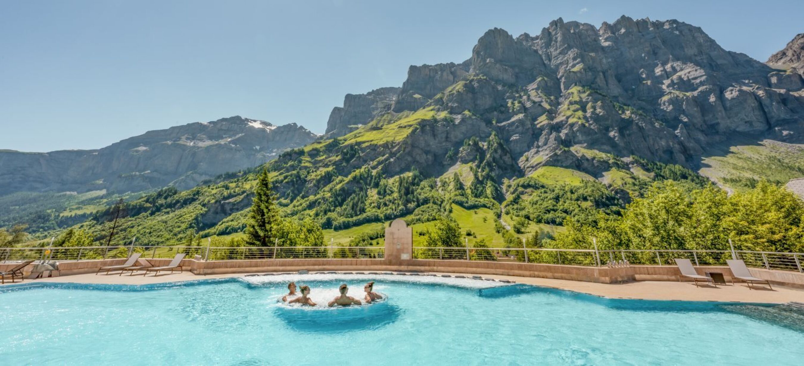 Leukerbad Wellness und Thermalbad Therme Alpentherme im Sommer