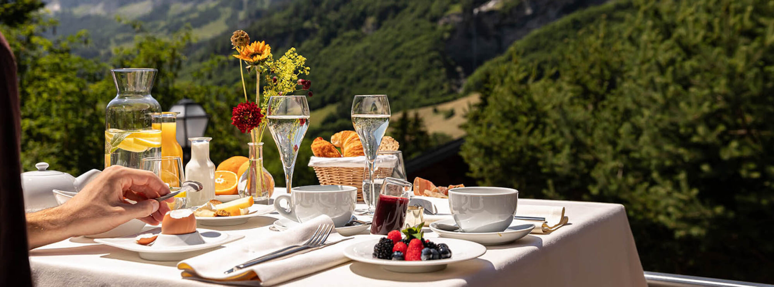 Hotel Waldhaus Leukerbad Frühstück Breakfast with a view 1